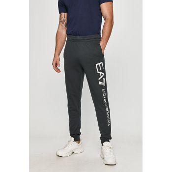 EA7 Emporio Armani Pantaloni bărbați, culoarea albastru marin, cu imprimeu de firma originali