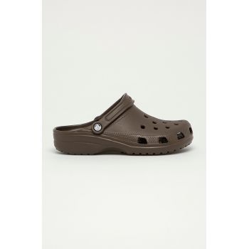 Crocs papuci Classic bărbați, culoarea maro 10001