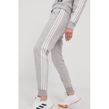 Adidas Pantaloni GM8735 femei, culoarea gri, cu imprimeu ieftin