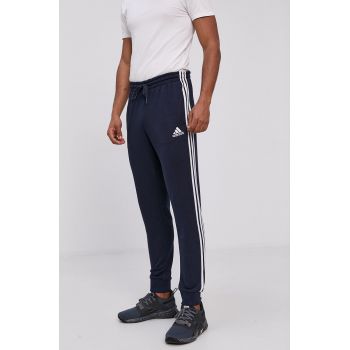 Adidas Pantaloni GK8888 bărbați, culoarea albastru marin, cu imprimeu de firma originali