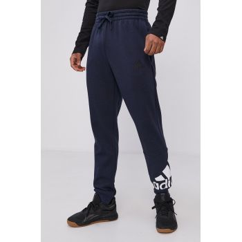 Adidas Pantaloni GK8970 bărbați, culoarea albastru marin, cu imprimeu de firma originali