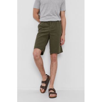 Sisley Pantaloni scurți bărbați, culoarea verde ieftini