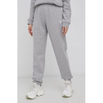 adidas Originals pantaloni Adicolor HF7473 femei, culoarea gri, melanj HF7473-MGREYH la reducere