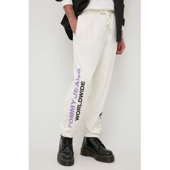 Tommy Jeans pantaloni de bumbac barbati, culoarea bej, cu imprimeu ieftini