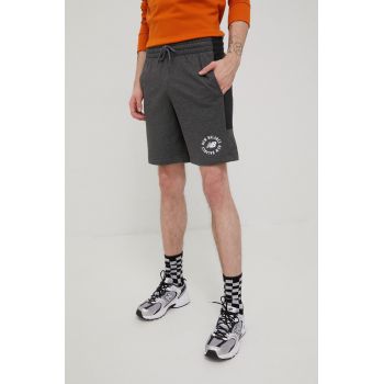 New Balance pantaloni scurti MS21902HC barbati, culoarea gri ieftini