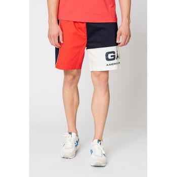 Pantaloni scurti cu model colorblock Retro Shield la reducere