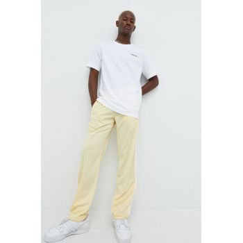 adidas Originals pantaloni de trening barbati, culoarea galben, neted ieftini