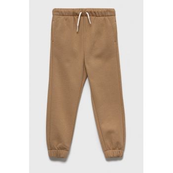 GAP pantaloni de trening pentru copii culoarea maro, neted