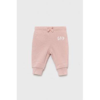 GAP pantaloni de trening pentru copii culoarea roz, cu imprimeu