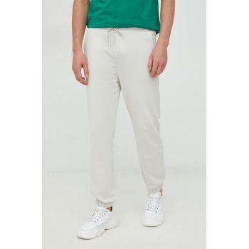 United Colors of Benetton pantaloni de trening din bumbac barbati, culoarea gri, cu imprimeu