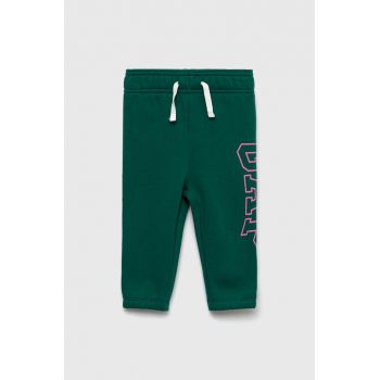 GAP pantaloni de trening pentru copii culoarea verde, cu imprimeu