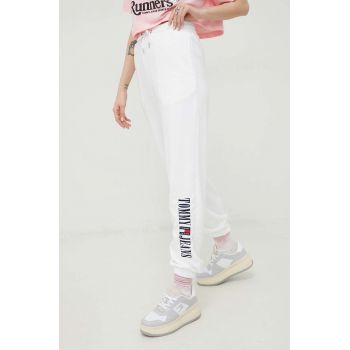 Tommy Jeans pantaloni de trening femei, culoarea alb, cu imprimeu ieftin
