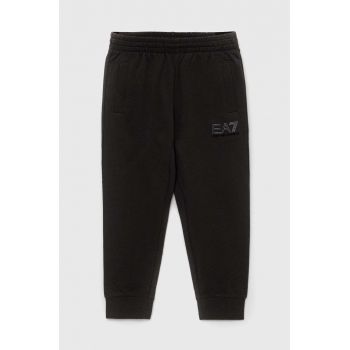 EA7 Emporio Armani pantaloni de trening din bumbac pentru copii culoarea gri, cu imprimeu
