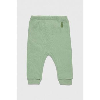 United Colors of Benetton pantaloni din bumbac pentru bebeluși culoarea verde, neted