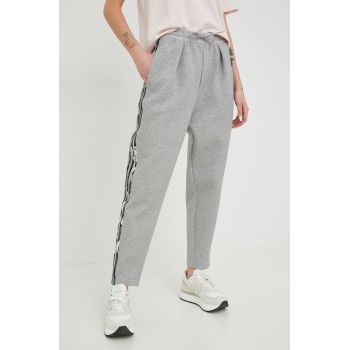 Adidas pantaloni de trening femei, culoarea gri, cu imprimeu ieftin