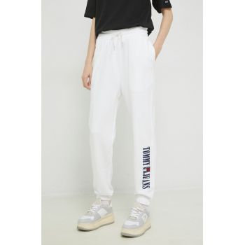 Tommy Jeans pantaloni de trening culoarea alb, cu imprimeu