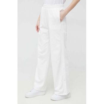 GAP pantaloni de trening culoarea alb, neted ieftin