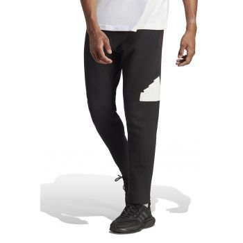 Pantaloni sport cu imprimeu logo cauciucat la reducere