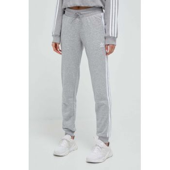 adidas Originals pantaloni de trening culoarea gri, melanj ieftin