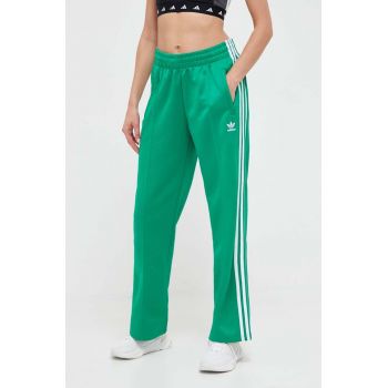 adidas Originals pantaloni de trening culoarea verde, cu imprimeu de firma original