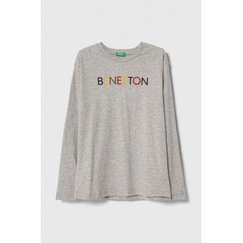 United Colors of Benetton longsleeve din bumbac pentru copii culoarea gri, cu imprimeu