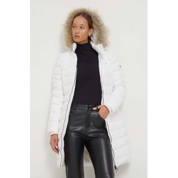 Tommy Jeans geacă de puf femei, culoarea alb, de iarna DW0DW09060
