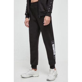 Puma pantaloni de trening ESS+ culoarea negru, cu imprimeu ieftin