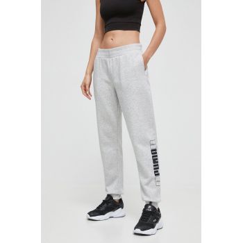 Puma pantaloni de trening ESS+ culoarea gri, cu imprimeu de firma original