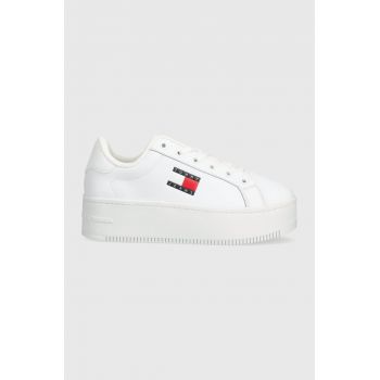 Tommy Jeans sneakers din piele TJW FLATFORM ESS culoarea alb, EN0EN02518