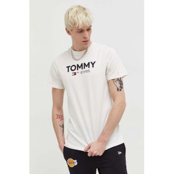 Tommy Jeans tricou din bumbac bărbați, culoarea bej, cu imprimeu DM0DM18264