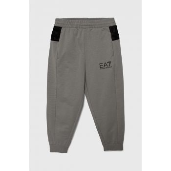 EA7 Emporio Armani pantaloni de trening pentru copii culoarea gri, cu imprimeu
