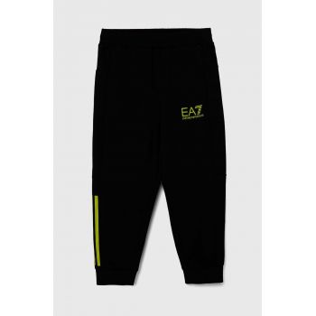 EA7 Emporio Armani pantaloni de trening pentru copii culoarea negru, cu imprimeu