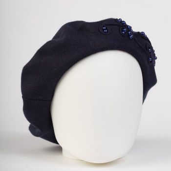 Bereta bleumarin chic, cu decoratiune tricotata si insertii de perle, din bumbac si lana