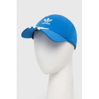 adidas Originals șapcă cu imprimeu IS1626