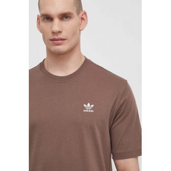 adidas Originals tricou din bumbac Essential Tee bărbați, culoarea maro, cu imprimeu, IR9688