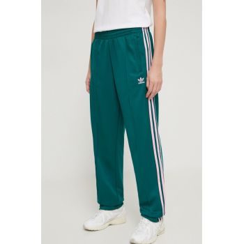 adidas Originals pantaloni de trening culoarea verde, cu imprimeu IM9818 la reducere
