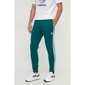 adidas Originals pantaloni de trening culoarea verde, cu imprimeu IR9886