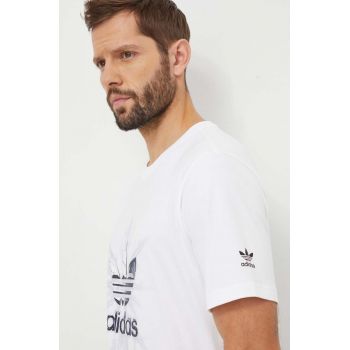 adidas Originals tricou din bumbac bărbați, culoarea alb, cu imprimeu IR9438