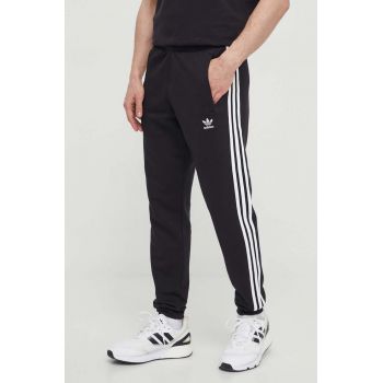 adidas Originals pantaloni de trening 3-Stripes Pant culoarea negru, cu imprimeu, IU2353
