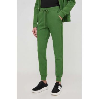 United Colors of Benetton pantaloni de trening din bumbac culoarea verde, neted la reducere
