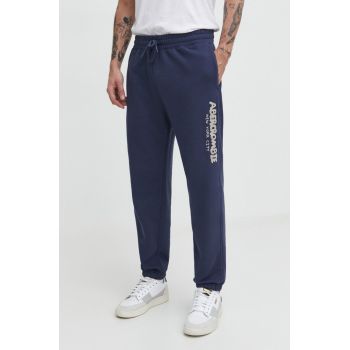 Abercrombie & Fitch pantaloni de trening culoarea albastru marin, cu imprimeu