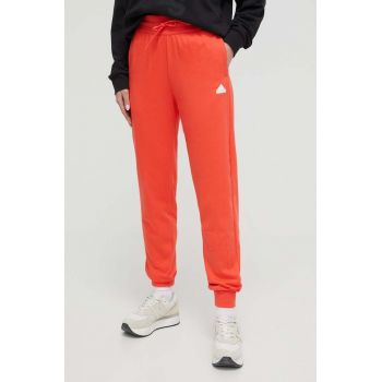 adidas pantaloni de trening culoarea roșu, cu imprimeu IS4285 ieftin