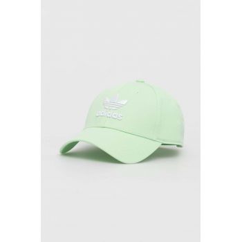 adidas Originals șapcă de baseball din bumbac culoarea verde, cu imprimeu IW1786