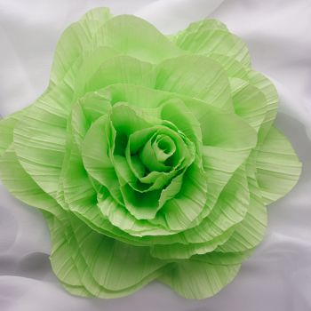 Brosa floare verde deschis cu diametru de 20 cm din material creponat, cu clips pentru par
