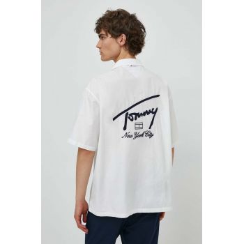 Tommy Jeans cămașă din bumbac bărbați, culoarea alb, relaxed, DM0DM19139