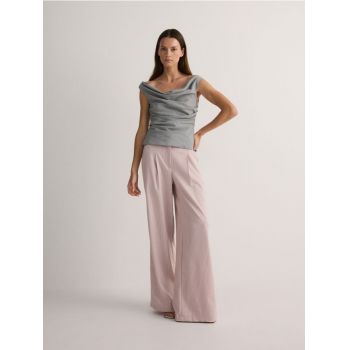 Reserved - Pantaloni cu croi larg și conținut ridicat de viscoză, cu pense - roz-pudră