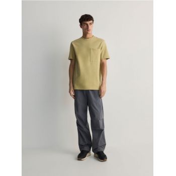 Reserved - Tricou cu croială comfort și buzunar - verde-oliv deschis