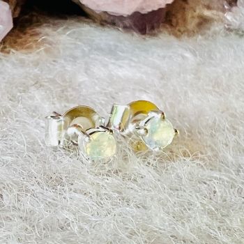 Cercei stud opal din argint 3 mm Round