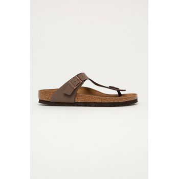 Birkenstock slapi Gizeh femei, culoarea maro, cu toc plat, 43753