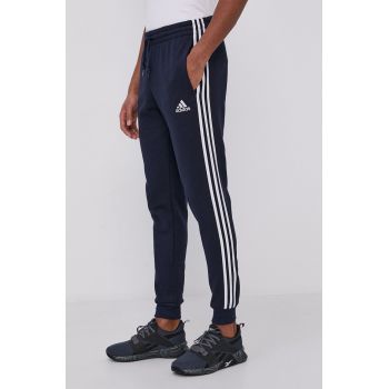 Adidas Pantaloni GM1090 bărbați, culoarea albastru marin, material neted ieftini